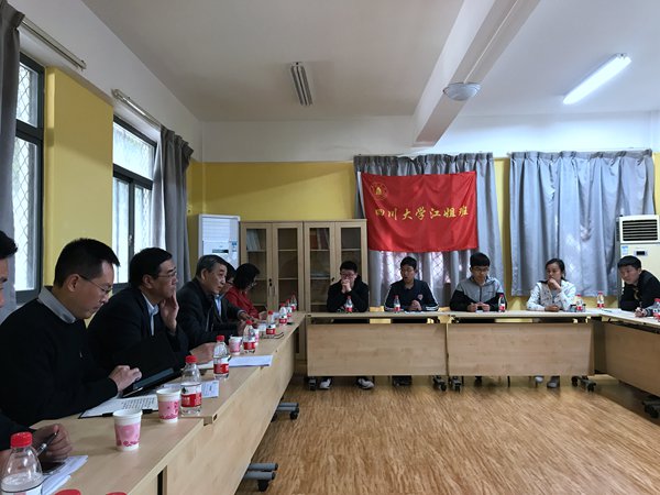 3 同学们仔细聆听王建国书记的讲话.jpg 3 同学们仔细聆听王建国书记的讲话.jpg