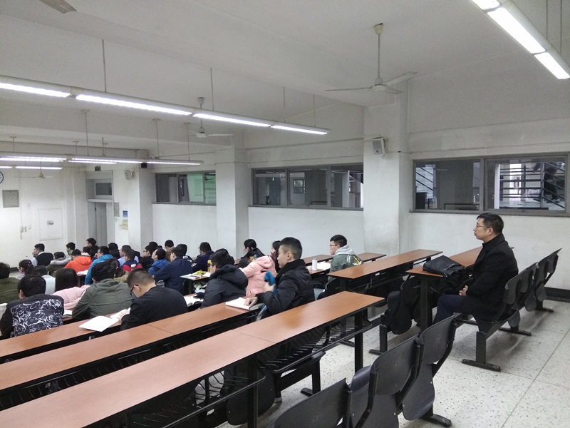廖书记亲临教室检查_副本.jpg 廖书记亲临教室检查_副本.jpg